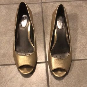 Alfani size 9.5 gold wedges